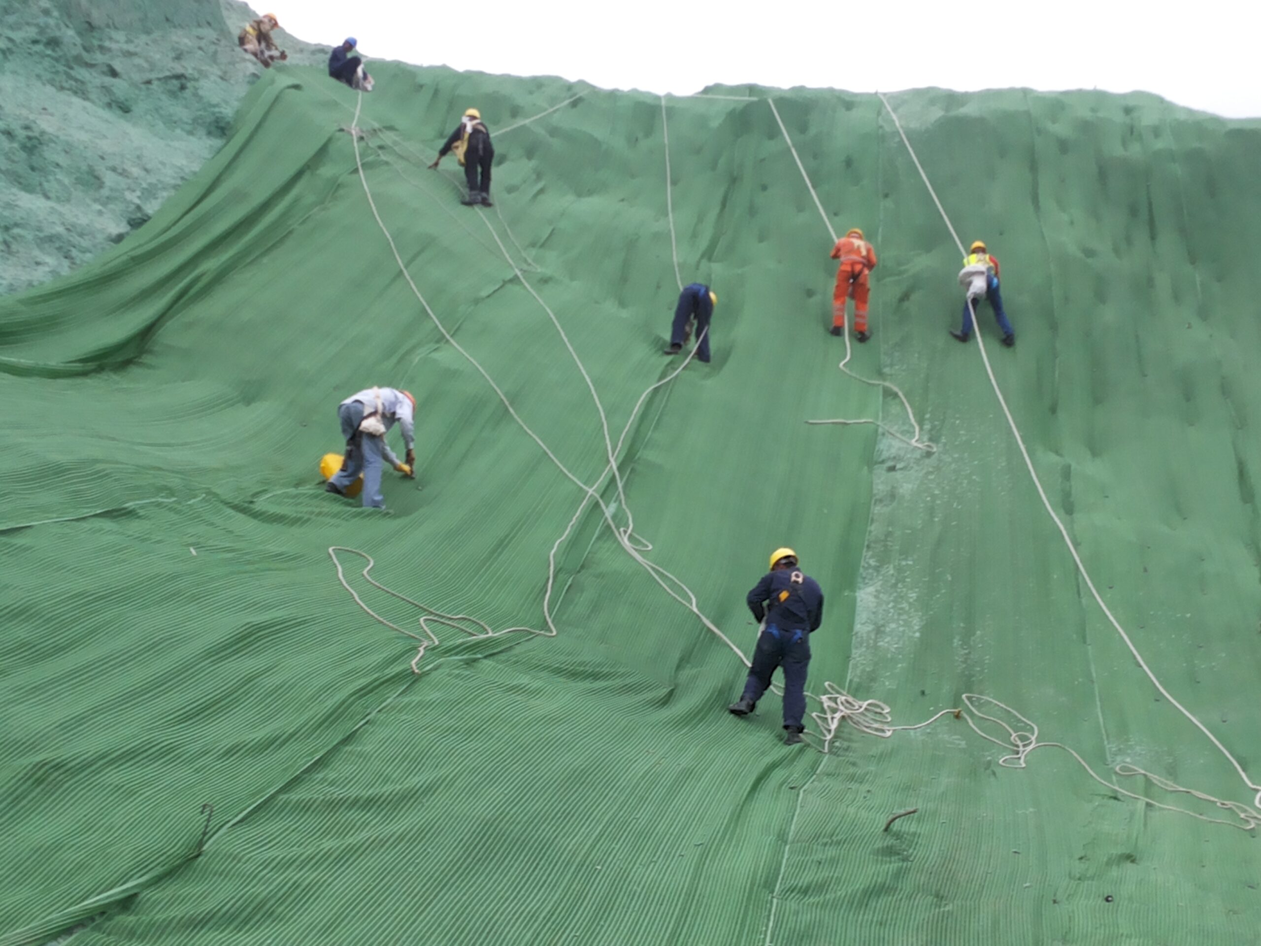 instalación malla y guaya. Altares