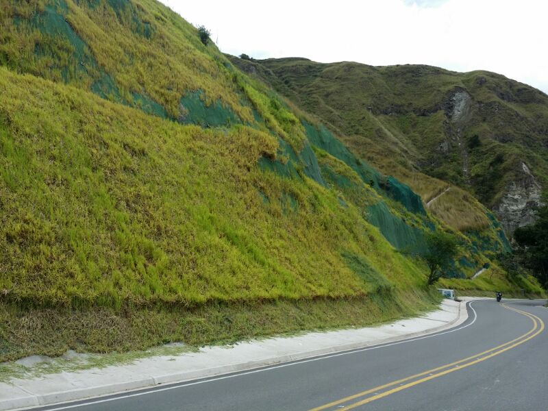 taludes ALTARES via Neiva-Gigante. un año despues de tratado.